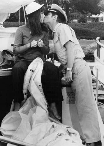 The Boatniks 1970 Stefanie Powers Robert Morse'u teknede öpüyor 5x7 inç fotoğraf