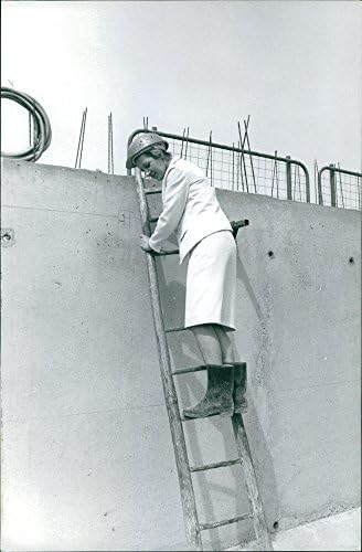 Merdivene basan Gisele Picaud adlı Kadının vintage fotoğrafı.Alındı-Temmuz 1965